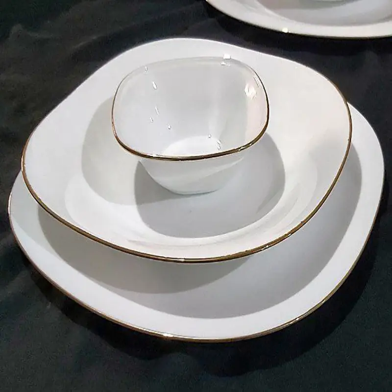 Golden lip square dining service