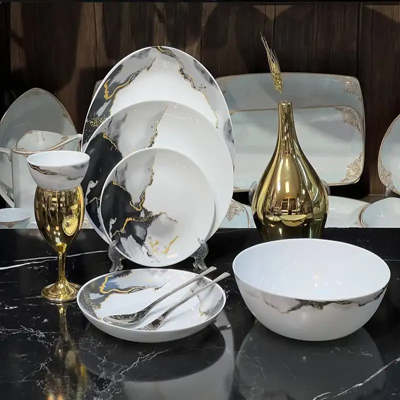 Arcopal round tableware with black marble design